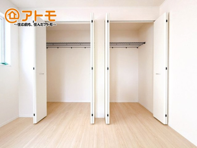 【内装】 | 田方郡函南町仁田第11　新築一戸建て　5号棟 | ハンガーパイプ付きのクローゼットは季節ものなどを収納することができて便利です♪