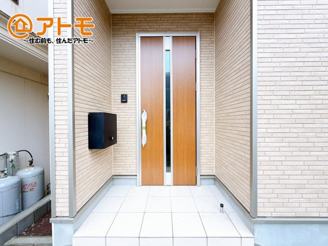 【玄関】 | 田方郡函南町仁田第11　新築一戸建て　5号棟 | 落ち着いた色合いの玄関はダブルロックで防犯性に優れた仕様になっています♪