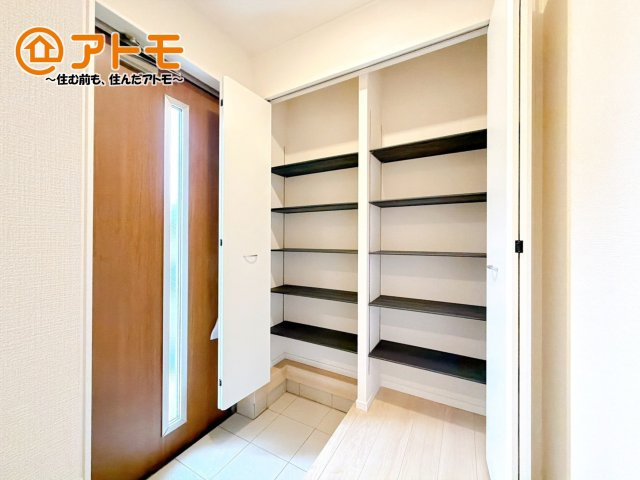 【玄関】 | 田方郡函南町仁田第11　新築一戸建て　5号棟 | シューズボックスの棚は可動のため、背の高いブーツもきちんと収納できます。