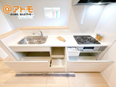 【キッチン】 | 田方郡函南町仁田第11　新築一戸建て　5号棟 | リビングで遊ぶお子様にも目が届く、安心感で選ぶなら対面キッチン♪