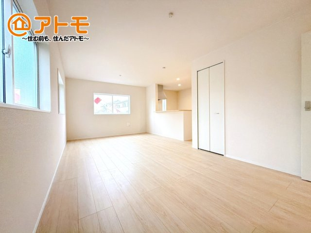 【居間・リビング】 | 田方郡函南町仁田第11　新築一戸建て　5号棟 | 広々と開放的なLDKは、家族が自然と集まる広さ♪お子様のリビング学習にもピッタリ♪