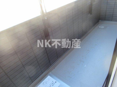 【バルコニー】 | マニフィック御厨中（八戸ノ里賃貸） | 開放的で明るい空間を演出してくれるバルコニーです