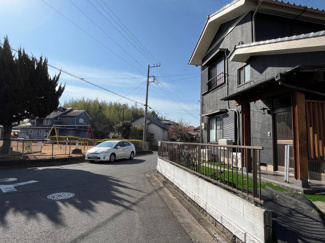【前面道路含む現地写真】 | 市原市佐是　中古戸建　上総牛久駅 | 交通量も少なく車の出し入れもスムーズです！
自然豊かな環境でのびのび子育てにも適しています。