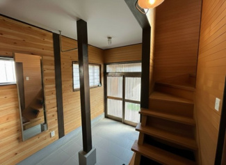 【玄関】 | 市原市佐是　中古戸建　上総牛久駅 | レトロモダンな玄関引戸♪
引戸のメリットは玄関まわりのスペースを広く取れることです！