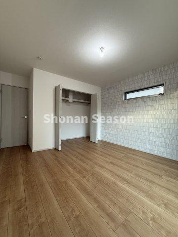 【洋室】 | スペース十分な洋室は、２階に３部屋ございます。
どのお部屋を使おうか、今から家族会議が楽しみですね♪