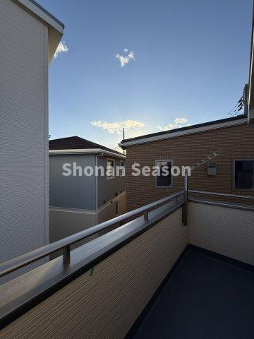 【現地画像あり】平塚市平塚３丁目　全１５棟　14号棟のバルコニー|心地の良い陽光溢れる南向きバルコニーは洗濯物やお布団が干す事ができ、気持ちよく乾くのが嬉しいですね。
