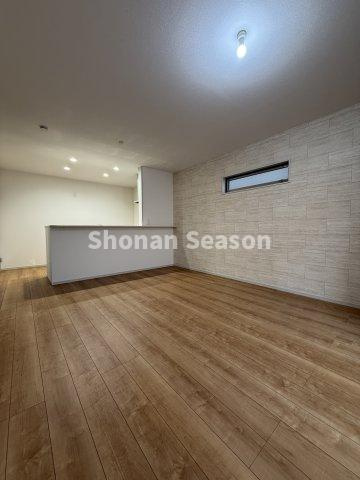 【居間・リビング】 | 大型家具・家電を置いてもスペースにゆとりある広々としたリビング◎
快適な湘南ライフのスタートを切りませんか♪