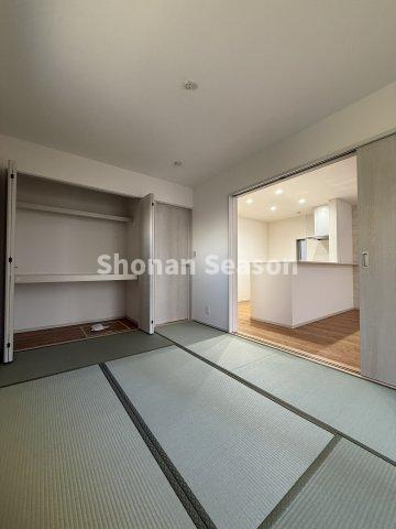 【和室】 | イ草香るリビング繋がりの和室◎
間仕切りを開放すれば一体利用が可能です♪