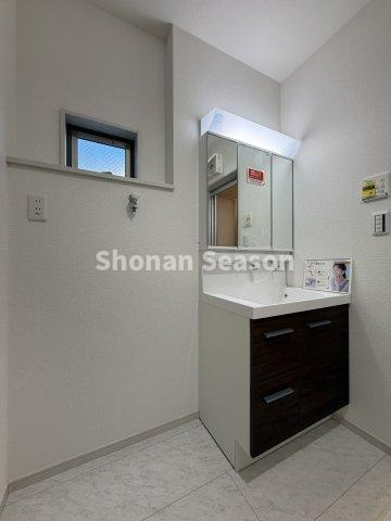 【独立洗面台】 | ミラー裏部分にもたっぷり収納スペースを確保！
ケア用品も片付きますよ♪