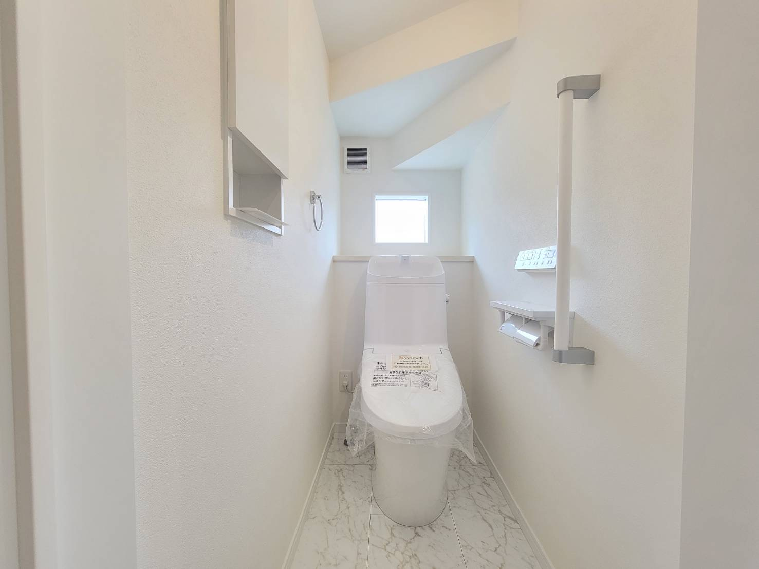 【クライン】真岡市高勢町 第1期のトイレ|〇1Fトイレ〇
便器も便座もお掃除ラクラクの一体型の温水洗浄便座を1F に設置。フチを丸ごと無くし、サッとひと拭き、オート洗浄でお掃除もラクラクです。
※2026年3月撮影
