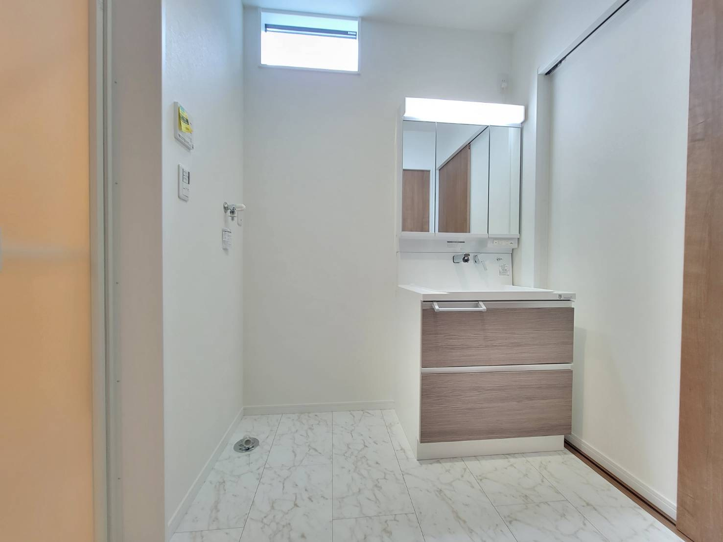 【クライン】真岡市高勢町 第1期の独立洗面台|〇洗面化粧台〇
収納力のあるタイプの、くもり止め付き洗面化粧台。継ぎ目などの凹凸がなく、飛び散っ
た水滴をサッと拭きとれ、インナーホース式の水栓なので、お掃除も簡単です。
※2026年3月撮影