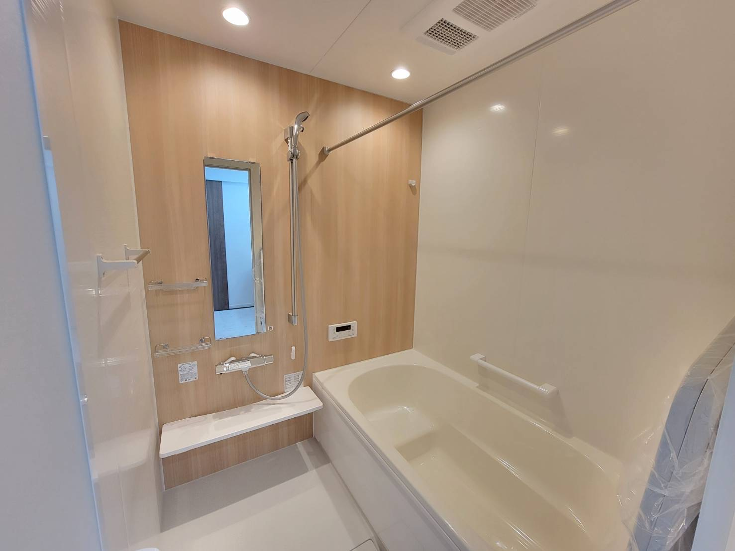 【クライン】真岡市高勢町 第1期の浴室|〇浴室〇
お湯が冷めにくい断熱浴槽。半身浴もできるエコベンチ付♪雨の日も安心の浴室乾燥機を装備しています。
※2026年3月撮影
