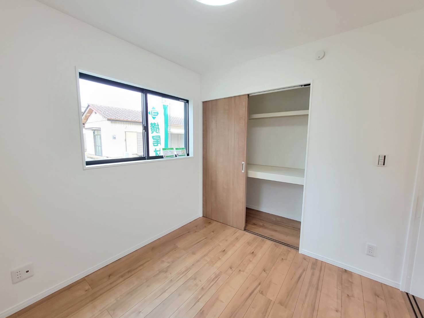 【クライン】真岡市高勢町 第1期の洋室|〇1F洋室4.5帖〇
リビングと一体で広く利用できる空間です。子供たちのお昼寝や、親御さんや友人のお泊りの際に重宝します。
※2026年3月撮影
