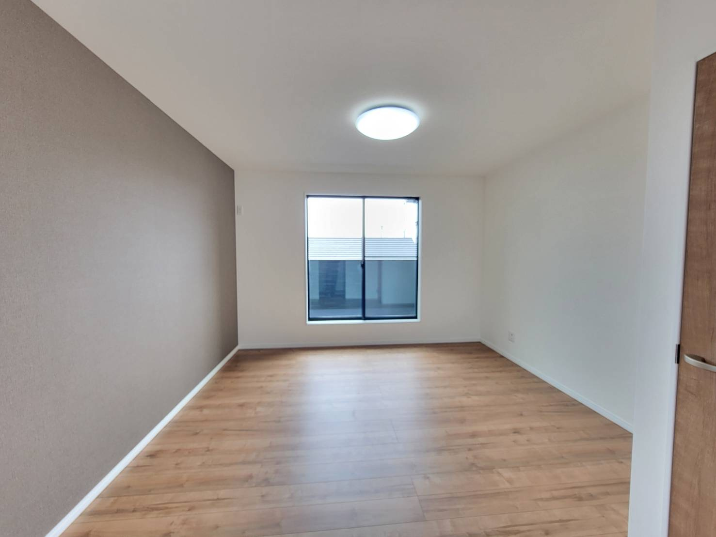 【クライン】真岡市高勢町 第1期の洋室|〇2F洋室8.5帖〇
アクセントクロスがシックな印象の主寝室です。プライベートバルコニーに繋がる、風通し、日当たり共に良好な居室です。
※2026年3月撮影