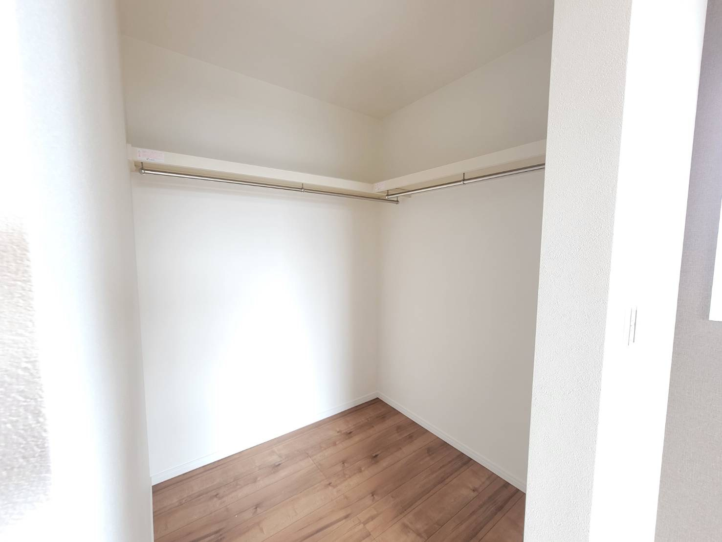 【クライン】真岡市高勢町 第1期の収納|〇2F洋室ウォークインクローゼット〇
パイプや枕棚で空間を立体的に使います。衣類の種類や使用頻度に合わせて、整頓できます。
※2026年3月撮影
