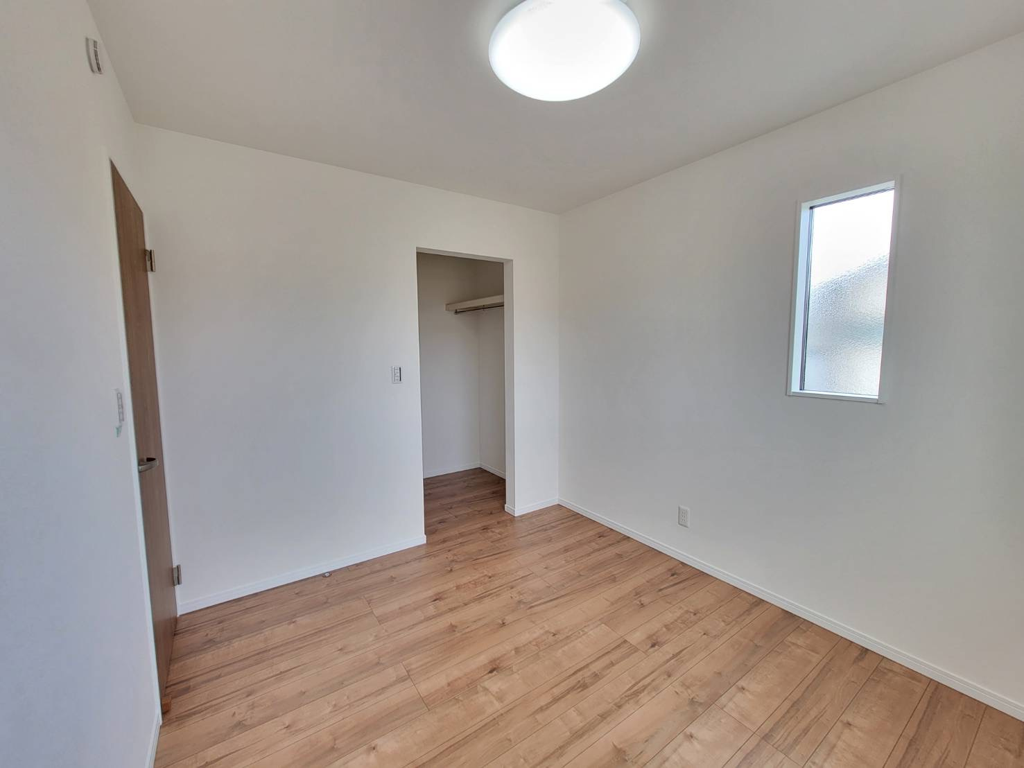 【クライン】真岡市高勢町 第1期の洋室|〇2F洋室5.2帖〇
ベッドと机を無理なく置ける、お子様用にちょうどいい広さのお部屋です。自分だけの時間を大切にできて勉強にも集中できます。
※2026年3月撮影