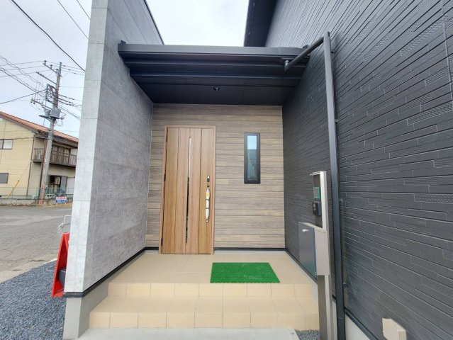 【クライン】真岡市高勢町 第1期の玄関|〇玄関ポーチ〇
人感センサー付き玄関ポーチ。ボタンを押すだけで簡単開施錠♪リーズナブルでお手軽な電池式、シリンダーキーも付いているのでもしもの時も安心♪
※2026年3月撮影

