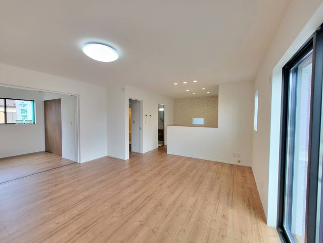 【クライン】真岡市高勢町 第1期の居間・リビング|〇LDK17.7帖〇
お隣の洋室の扉を開けば22帖超えの大空間が広がります。リビングイン階段を採用！
ご家族のコミュニケーションが捗るプランニングです♪
※2026年3月撮影