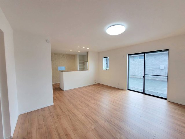 【クライン】真岡市高勢町 第1期の居間・リビング|〇LDK17.7帖〇
広々としたリビングは南側に設けた掃き出し窓からたくさんの陽光を取り入れてくれます。居室以外もLED 照明を使用しています。明るく、省エネタイプの照明です。
※2026年3月撮影
