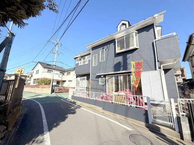 福生市加美平3丁目　リフォーム戸建の前面道路含む現地写真