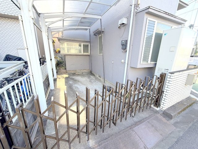 福生市加美平3丁目　リフォーム戸建の駐車場|外壁、屋根塗装予定です！※リフォーム前写真