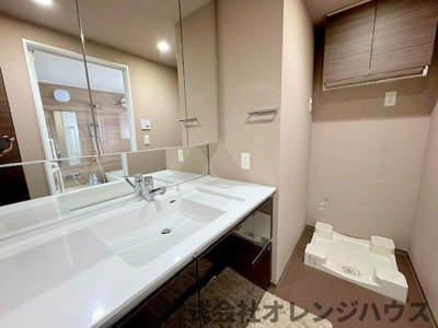 【独立洗面台】 | ポレスター本厚木セントラルパークス | ゆとりの洗面スペースで朝の身支度もスムーズに。