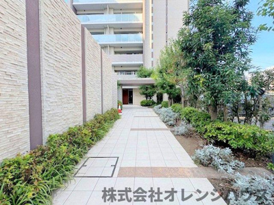 【エントランス】 | ポレスター本厚木セントラルパークス | シンプルでありながら気品を漂わせるエントランス前アプローチがお客様をお出迎え。