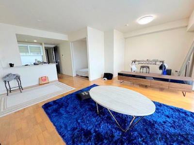 【居間・リビング】 | ポレスター本厚木セントラルパークス | お店で見掛けた「あの家具」でも自由に配置できるゆとりのリビング空間。陽だまりが寛ぎの時間を更に素敵に演出致します。