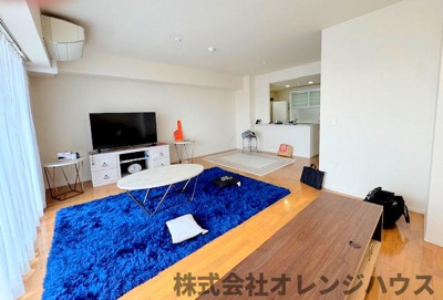 【居間・リビング】 | ポレスター本厚木セントラルパークス | 南側から射し込む陽射しは、家族の会話と共に明るい雰囲気を生み出します。