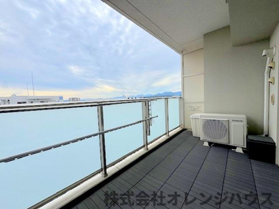 【バルコニー】 | ポレスター本厚木セントラルパークス | 南側から陽光をうける開放的なバルコニー。心地よい風をうけながら、オフタイムをゆっくり過ごせる特別な空間
