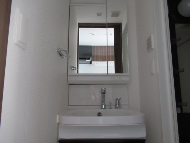 エステムコート神戸湊町の洗面所|コンパクトで使いやすい洗面所