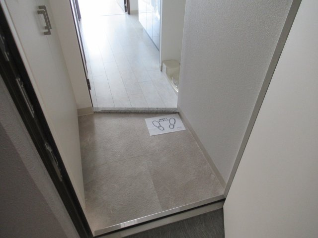 エステムコート神戸湊町の玄関|収納もある玄関です