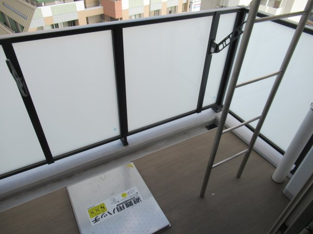 エステムコート神戸湊町のバルコニー|暖かな日差しのふりそそぐバルコニー