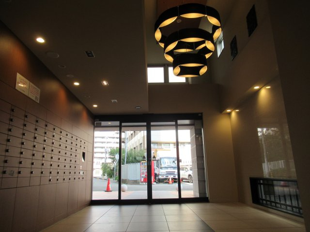 エステムコート神戸湊町のロビー|ゆとりのあるロビーです