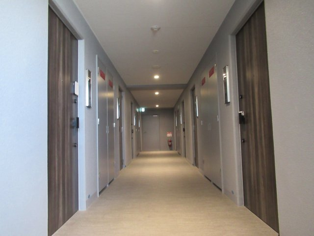 エステムコート神戸湊町のその他共用部分|共用廊下です