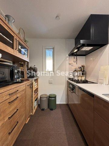 【キッチン】 | キッチン横には窓があるので、自然光を取り入れた明るいキッチンです。
効率的に換気もできますね◎