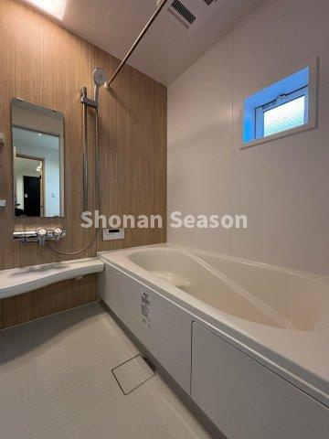 【浴室】 | 腰掛けられるタイプのステップ浴槽で半身浴も快適に。小さなお子様やお年寄りの方のご入浴も一層安心感がありますね。