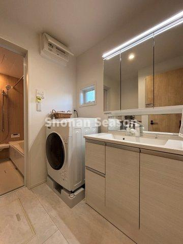 【独立洗面台】 | ミラー裏にも収納場所を確保した独立洗面台です。
水回り集中設計で家事効率もUPします！