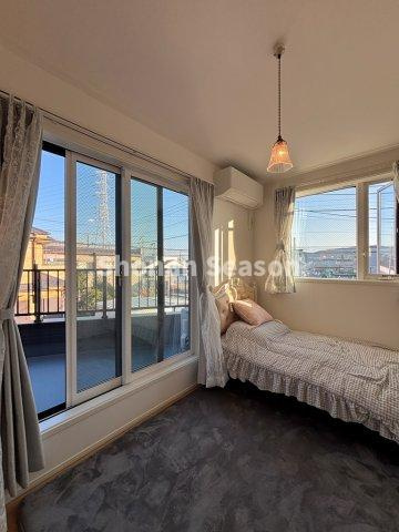 【洋室】 | バルコニーに面した洋室は開放感がございます♪