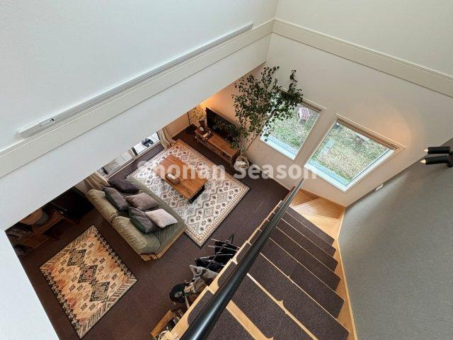 【居間・リビング】 | 自然光を取り入れ、風通しも良好な吹抜けは開放感がございます♪