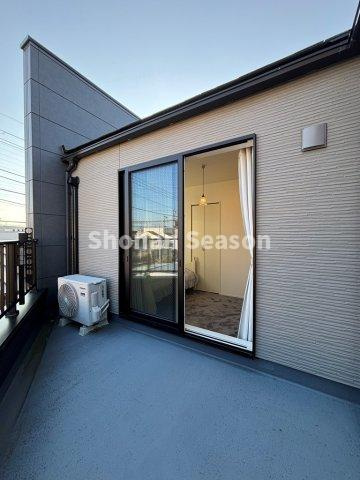 【バルコニー】 | 広々としたバルコニーには、洗濯物もたっぷりと干すことができますよ♪