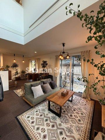 【居間・リビング】 | リビングには床暖房を完備しており、冬でも足元ポカポカ♪
快適にお過ごしいただけます。