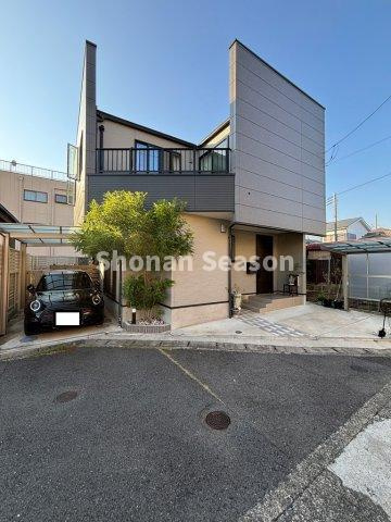 【外観】 | 築浅のモダンスタイル住宅◎（令和４年築）
心地よい風を感じながら、おうち時間が楽しめるウッドデッキ付き☆