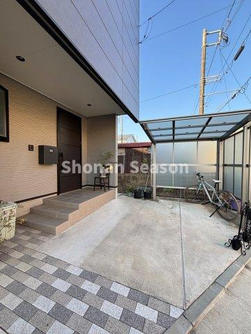 【外観】 | 雨の日も濡れずに室内に入れるのカースペース◎
カーポート付きで自転車やバイクの保管も安心です。