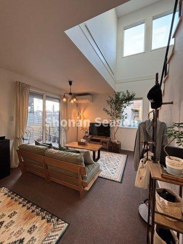 【居間・リビング】 | 吹抜けから明るい日差しが差し込み、陽当たりがよく住み心地の良い快適な空間が演出されています♪