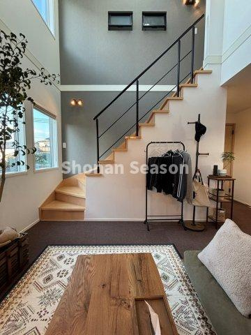 【居間・リビング】 | リビングイン階段なので、ご家族のコミュニケーションの機会が増えますよ♪