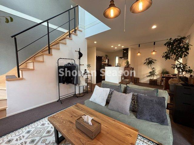 【居間・リビング】 | 木の温もりを感じながら生活できる全室フローリング！
汚れもサッと拭き取れるのでお掃除の手間が省けそうですね♪