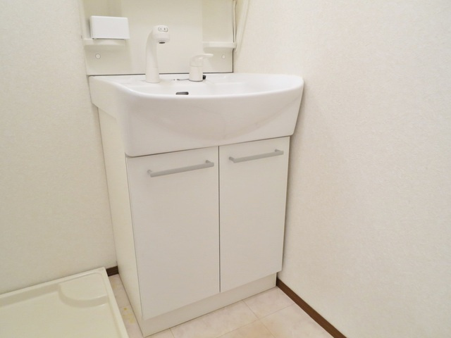 コンフォール瑞江Ⅵの洗面所|温水シャワー付洗面化粧台です♪