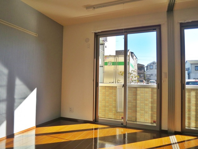 コンフォール瑞江Ⅵの洋室|ダイニングに隣接する6帖のリビングです♪