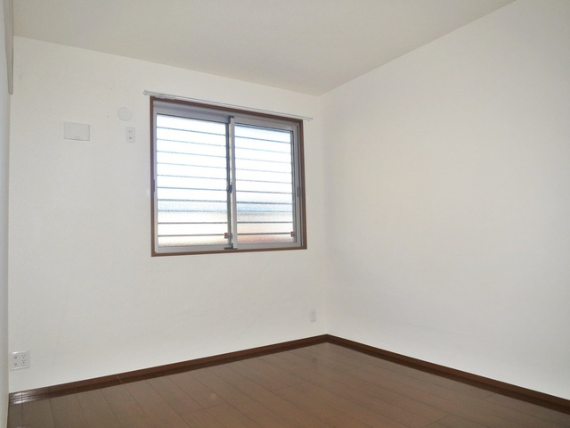 コンフォール瑞江Ⅵの洋室|玄関の隣にある6帖の洋室です♪